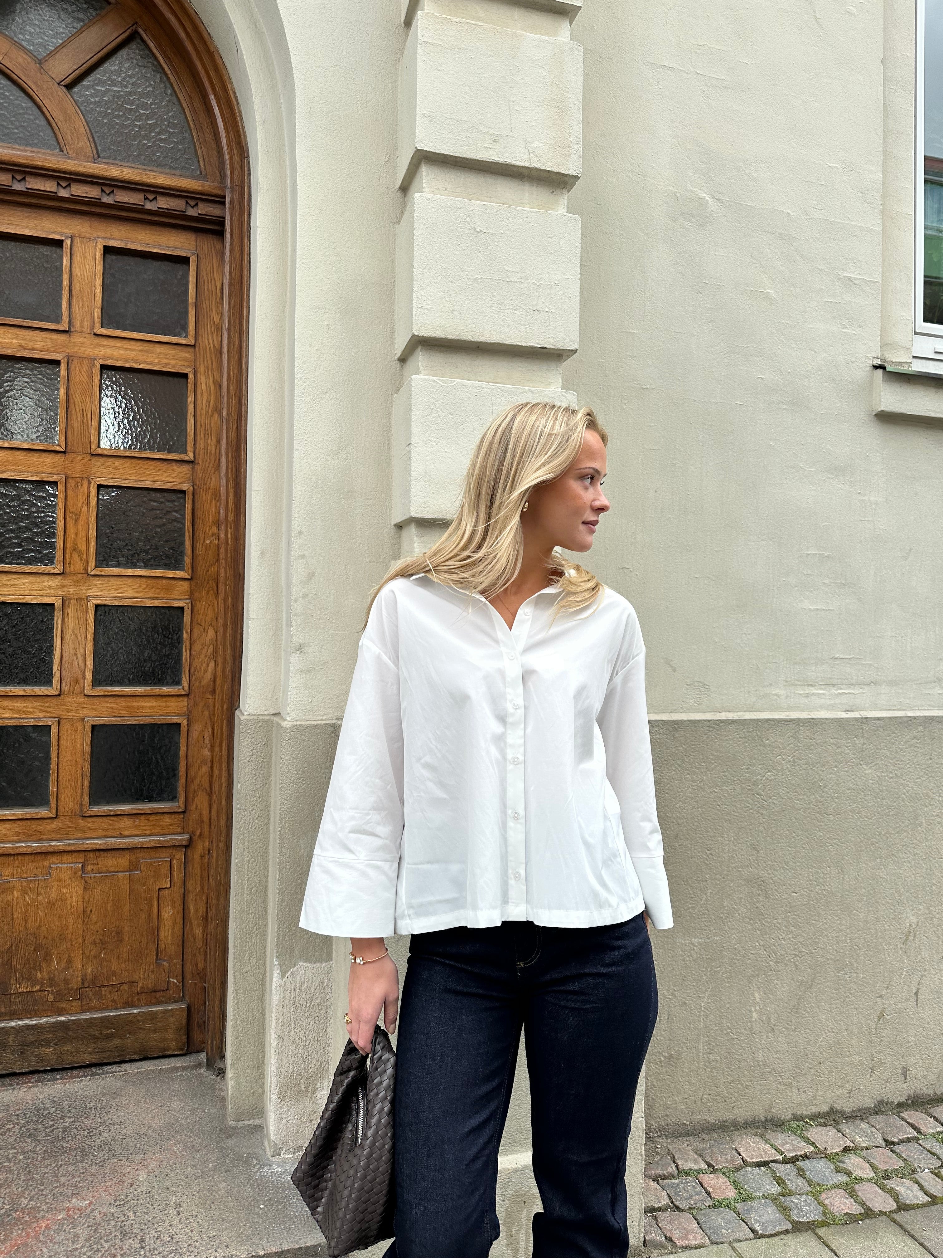 VIBELFIE Shirt - Snow White